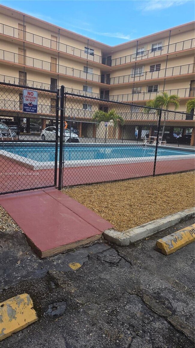 Building Photo - 1075 W 68th St