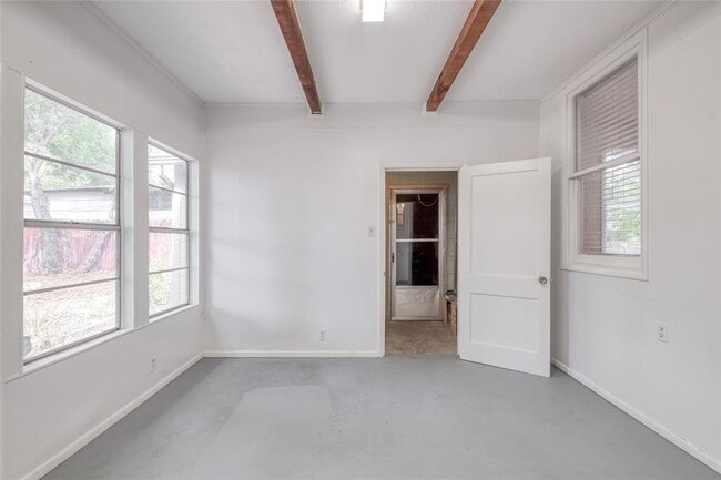 Building Photo - 611 Genard St