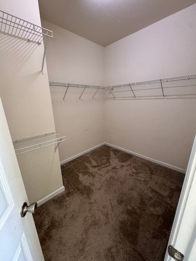 Building Photo - 3 Bed End Unit Town Home- AVAILABLE FOR FA...