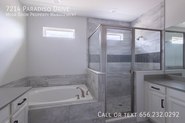 Building Photo - 7214 Paradiso Dr