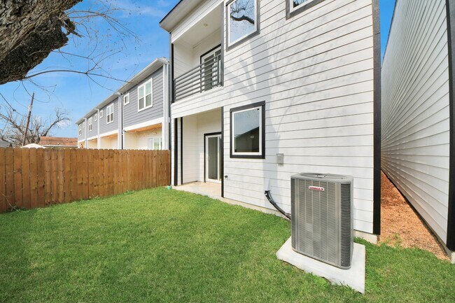 Building Photo - 3524 Rebecca St
