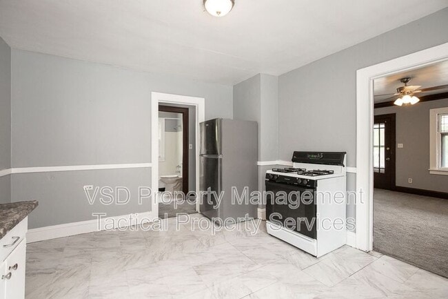Building Photo - 4024 E 143rd St