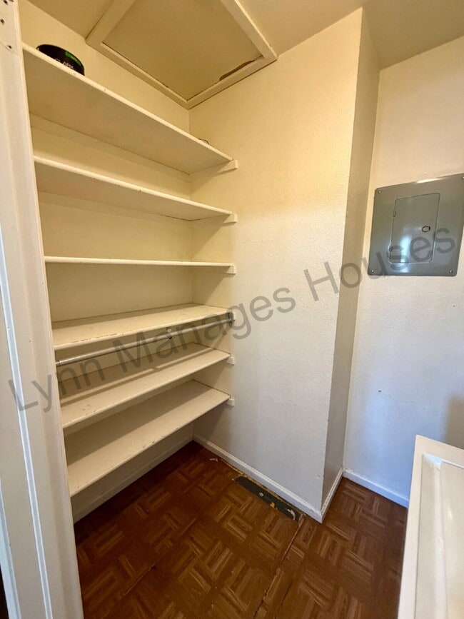 Building Photo - One Bedroom - Awesome Location!