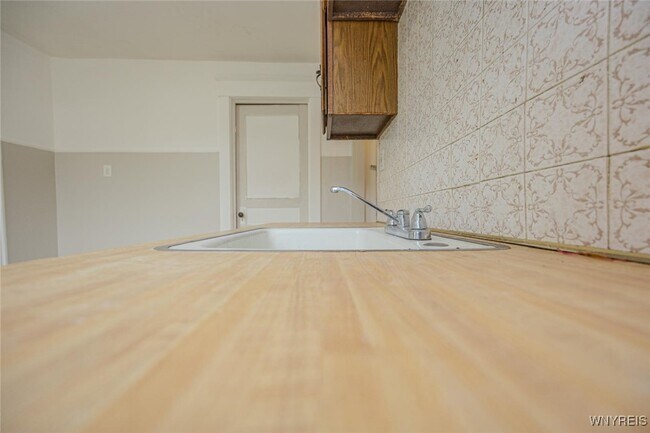 Building Photo - 2253 Niagara St