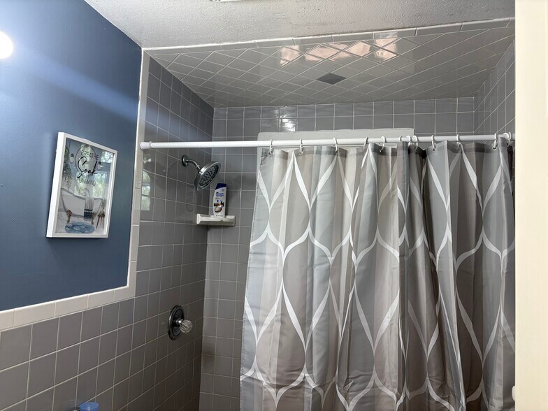 Stand up shower - 107 Robert Dr