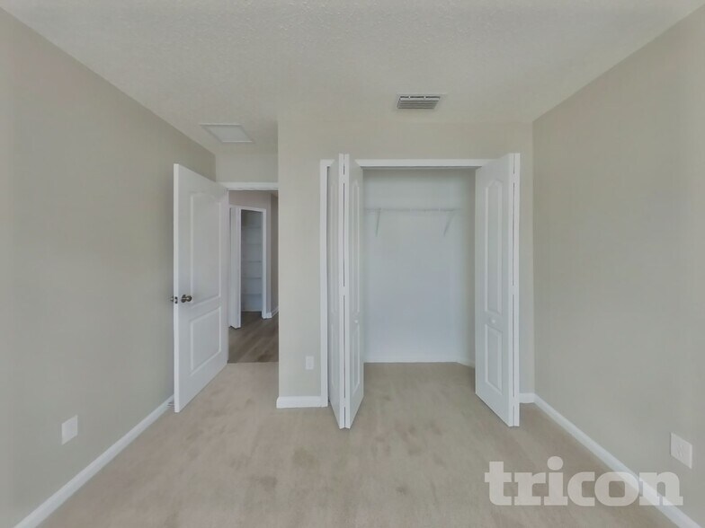 Building Photo - 6669 Southern Oaks Dr