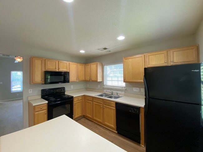 Building Photo - 3006 Kensington Pl
