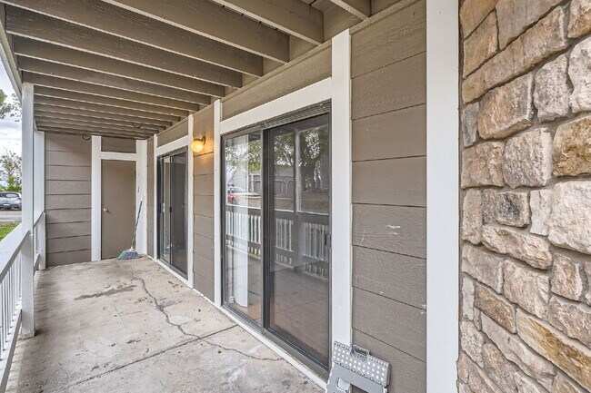 Building Photo - Spacious 1,177 sq ft 3-Bed / 2-Bath Condo ...