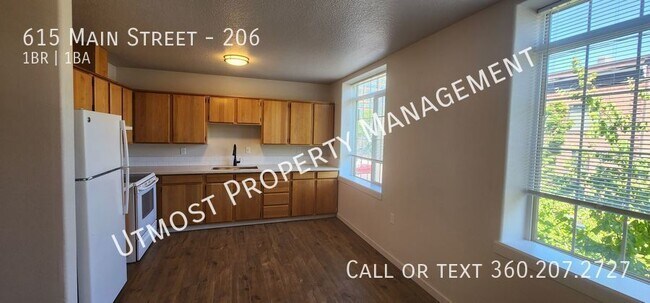 Building Photo - 615 Main St