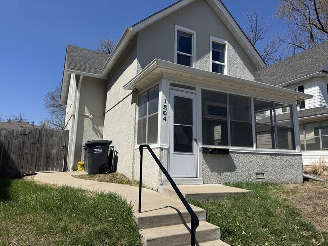 Building Photo - Charming 2-Bed upper Duplex in NE in Minneapolis