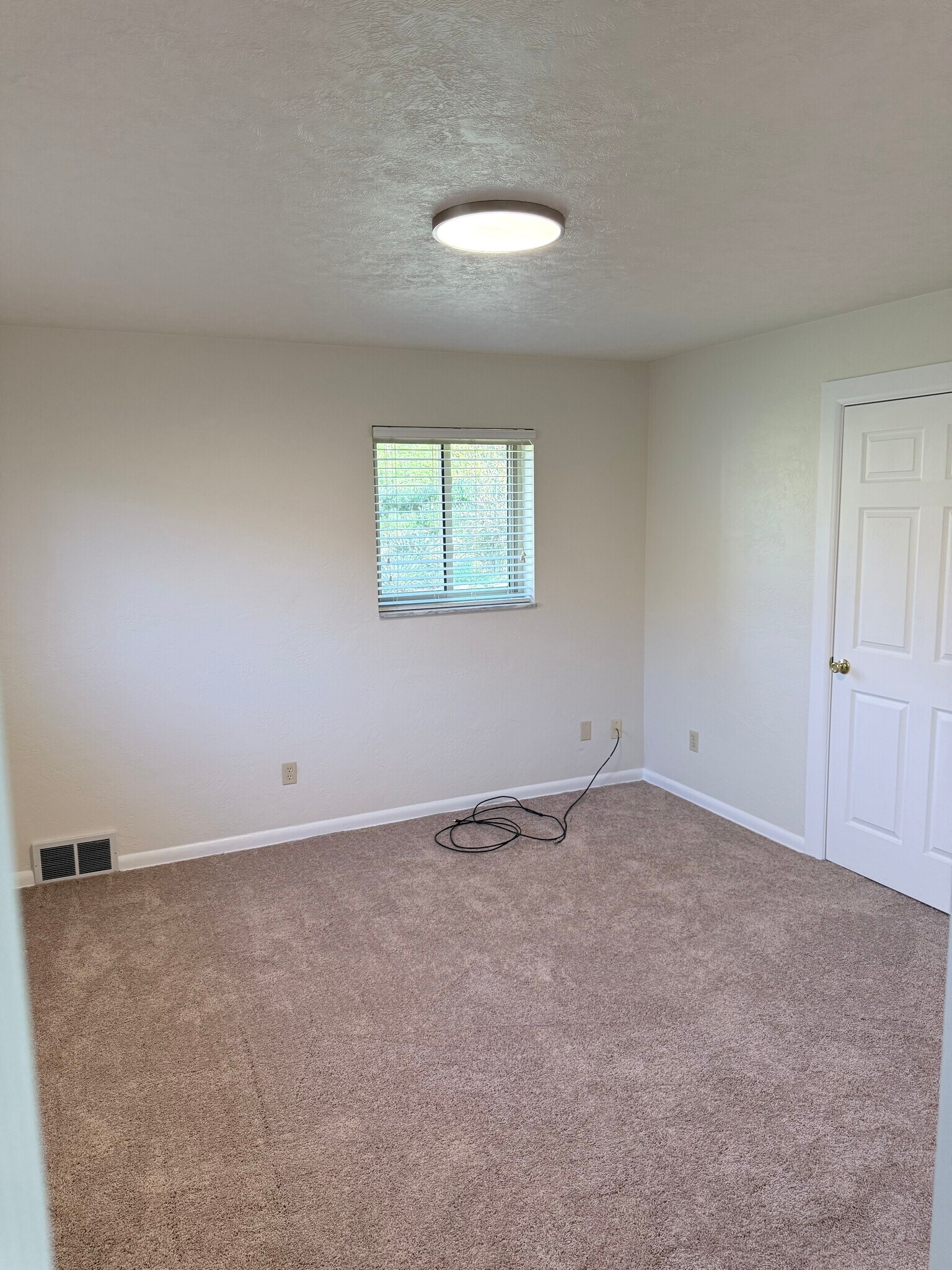 Building Photo - 3295 Woodhaven Dr