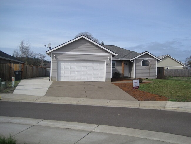 Primary Photo - Large Home in Veneta