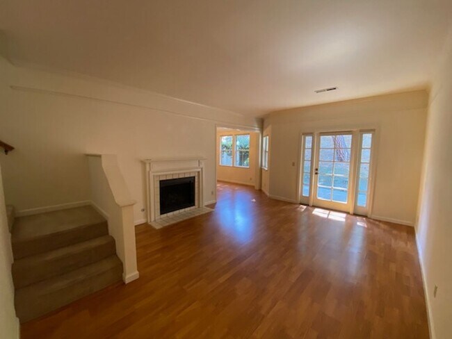 Building Photo - 15 Glen Lake Dr