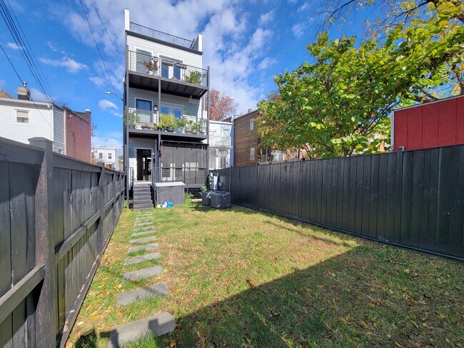 Building Photo - 724 Taylor St NW