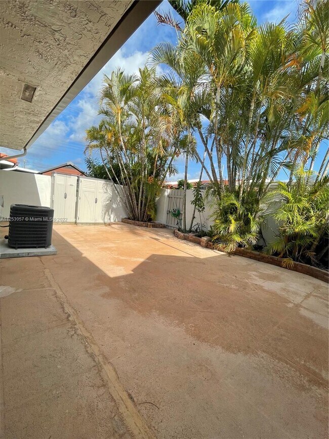 Building Photo - 9460 SW 4th Ln
