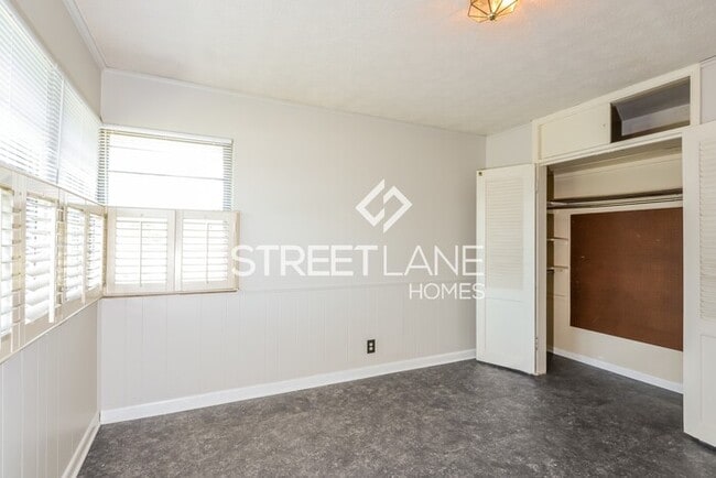 Building Photo - REDUCED!