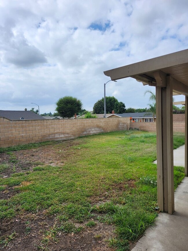 Building Photo - Inviting 3-Bedroom Home
