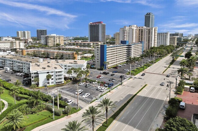 Building Photo - 1913 S Ocean Dr