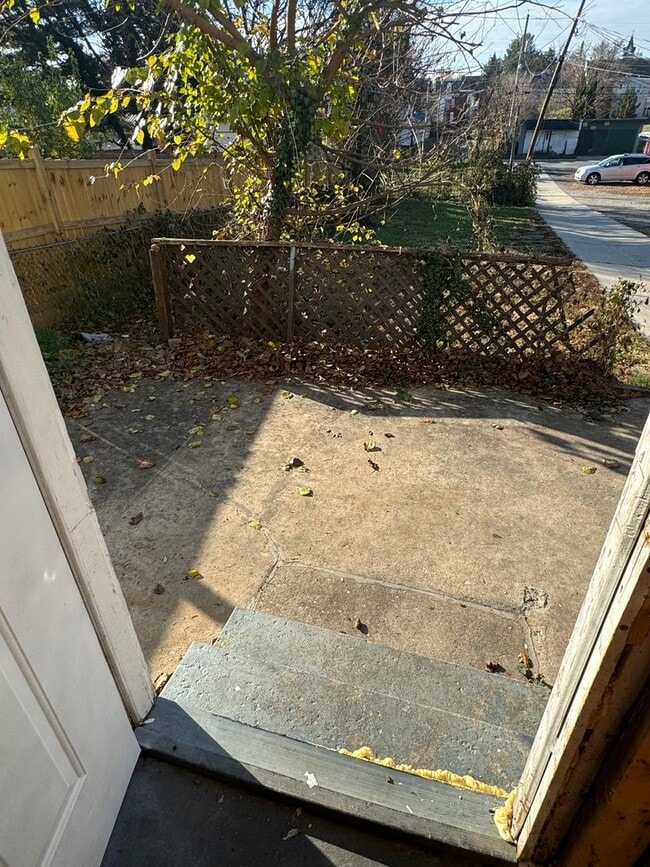 Building Photo - 3 bedroom, 1 bath, 3 story half double house