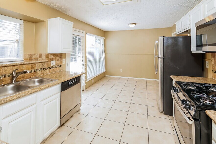Building Photo - 18082 Garden Manor Dr