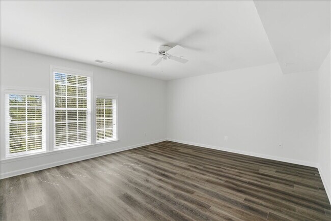 Building Photo - "Luxurious 2-Bed Condo with, loft, Granite Elegance & Hardwood Charm in Reston, VA!"