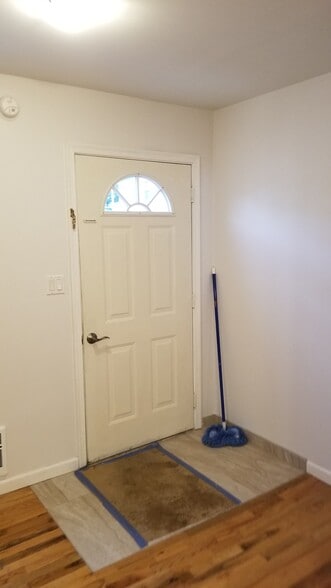 Building Photo - 164 Mill St