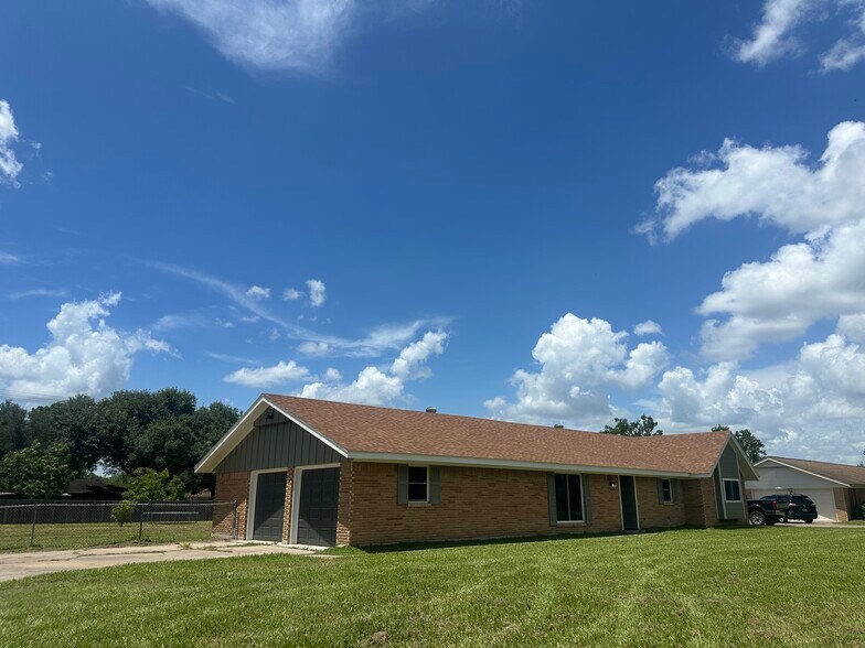 Building Photo - 805 Mead Rd