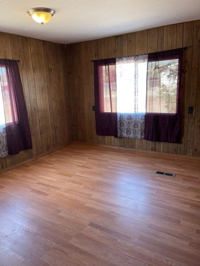 Building Photo - 2 Bedroom In Bridgeport on .36 of an acre-...
