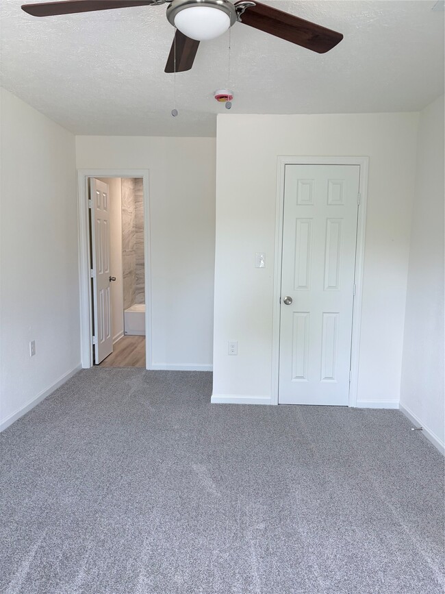 Building Photo - 8837 Oak Knoll Ln