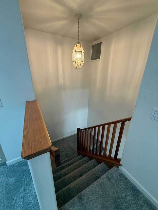 Building Photo - 2 Bed/2 Bath Apartment Located Near OSU/COCC Campus - Attached Garage