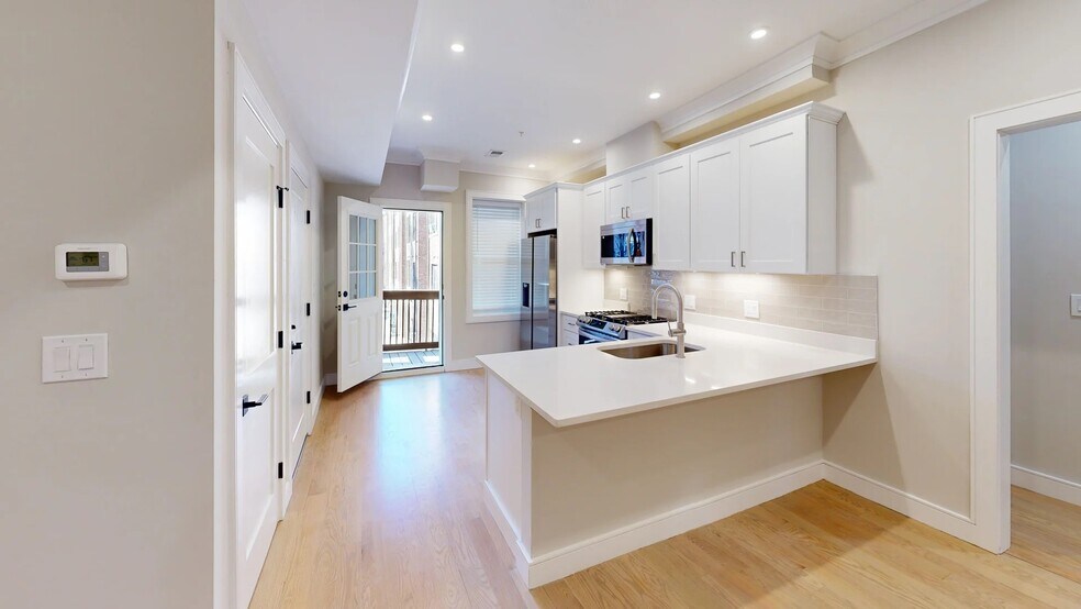 Building Photo - 166 Kelton St