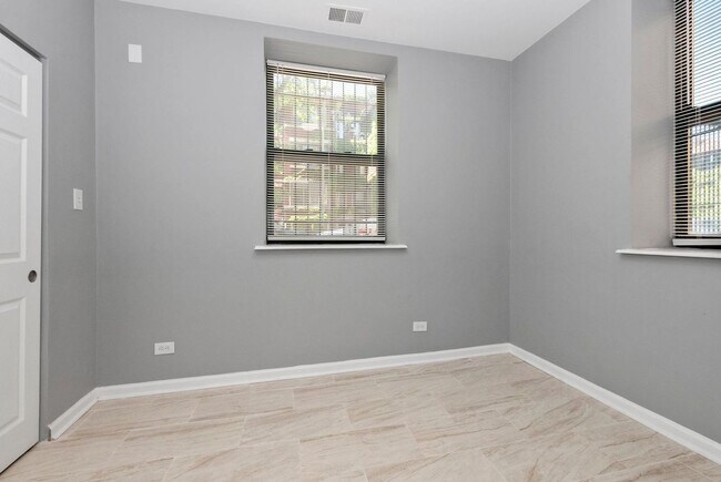 Building Photo - Two Bedroom in South Shore