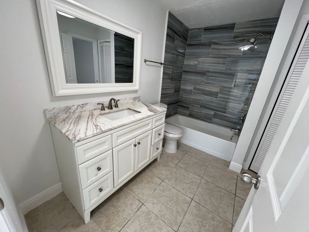 Building Photo - 710 Bayou Ave