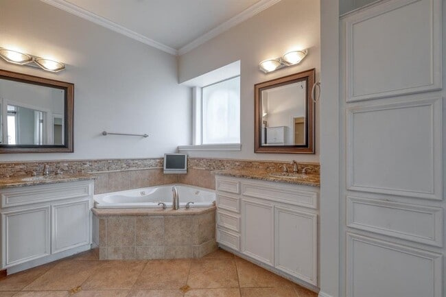 Building Photo - 9215 Spicebrush Dr