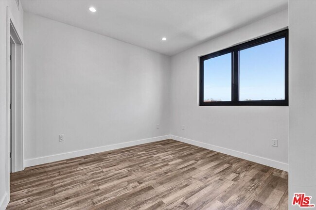 Building Photo - 1537 S Wilton Pl