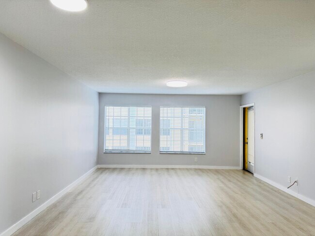 Building Photo - 6323 La Costa Dr