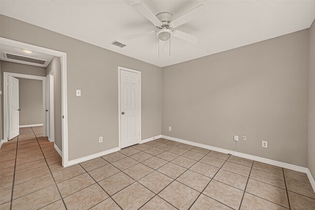 Building Photo - 8607 Valley Forest Dr