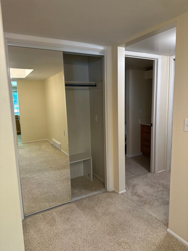 Building Photo - Waterbury Way condominium - utilities included