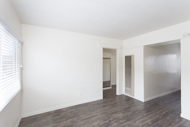 Building Photo - Ocean Beach: Cottage Style One Bedroom w/ ...