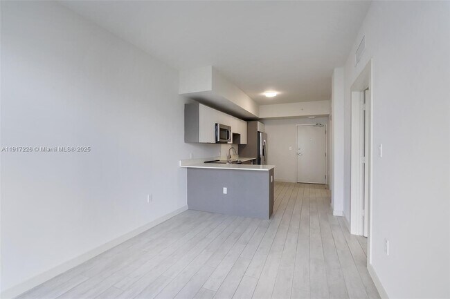 Building Photo - 321 NE 26th St