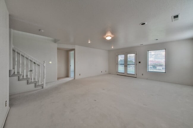 Building Photo - 824 Hampton Rd