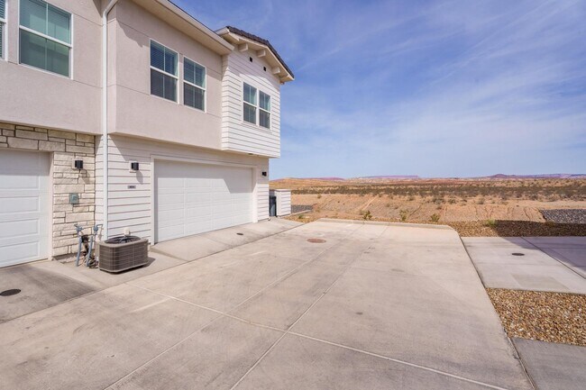 rear/parking - 484 W Greenstone Pl