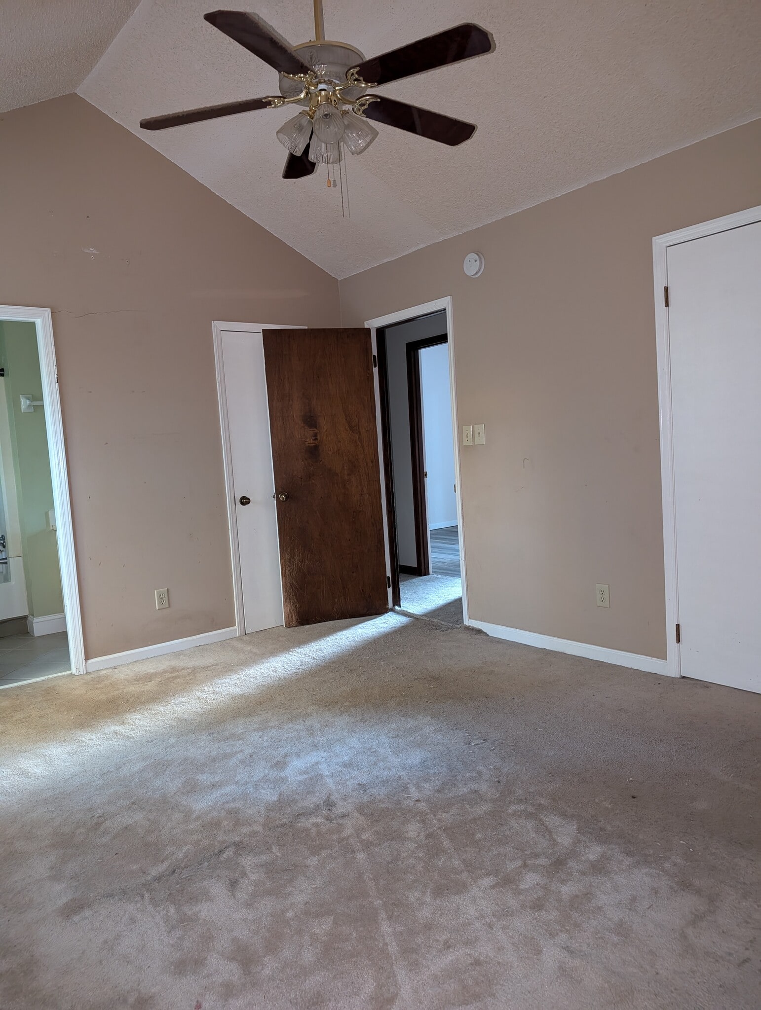 Main bedroom w/cathedral ceilings and ensuite bath - 2456 Burgundy Dr