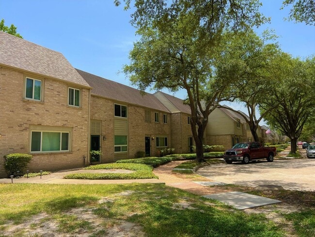 Building Photo - 2130 Greenbriar Colony Dr
