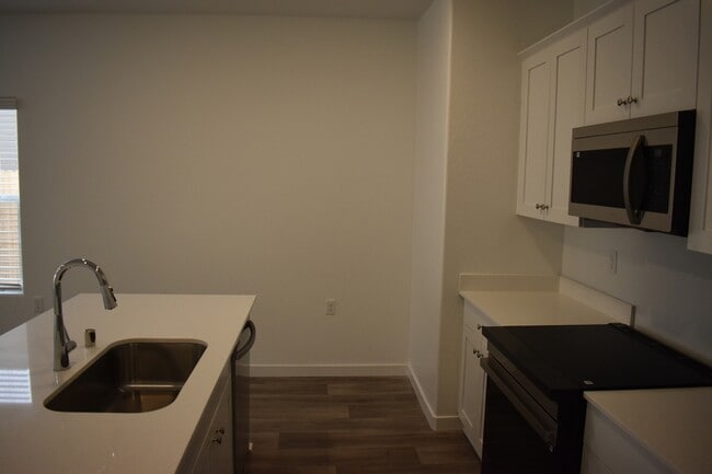 Building Photo - 4448 N San Miguel Ave