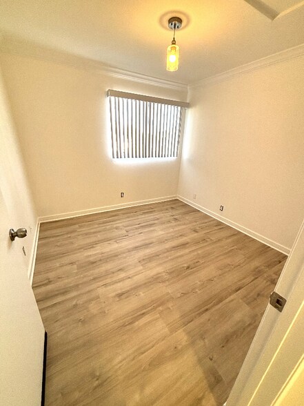 Building Photo - 555 Oak St
