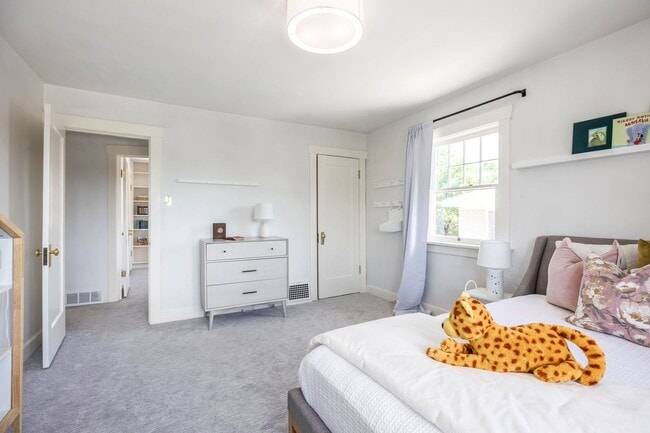 Building Photo - Elegant Sugar House Living: Finished Basement and Prime Location