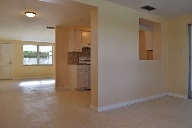 Building Photo - 2 Bedroom 1.5 Bath