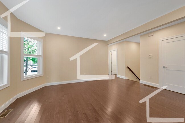 Building Photo - Huge 5 bed in Medford