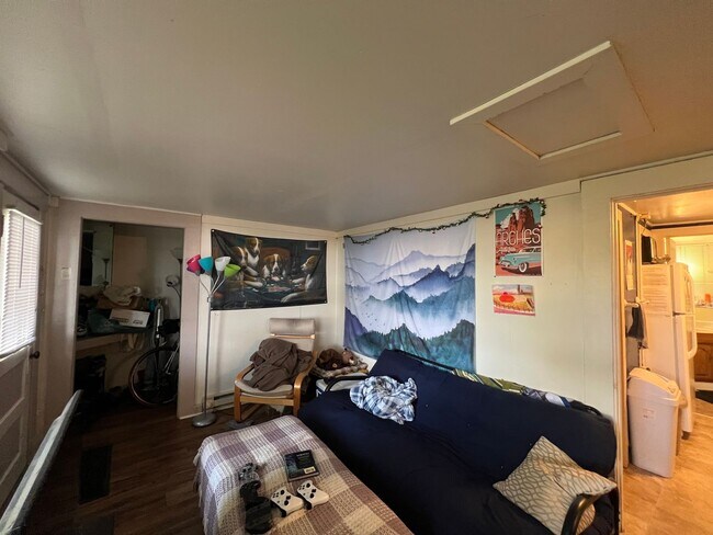 Building Photo - 3 Bed 1 Bath Unit in lower level of Victor...